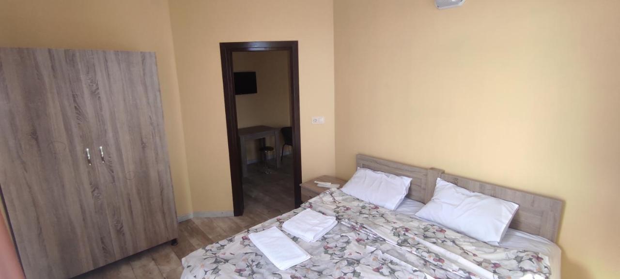 Femily Hotel In Batumi Mareti Str 2 Esterno foto