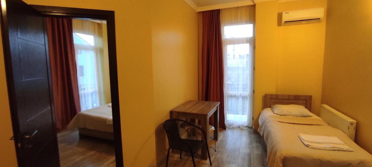 Femily Hotel In Batumi Mareti Str 2 Esterno foto
