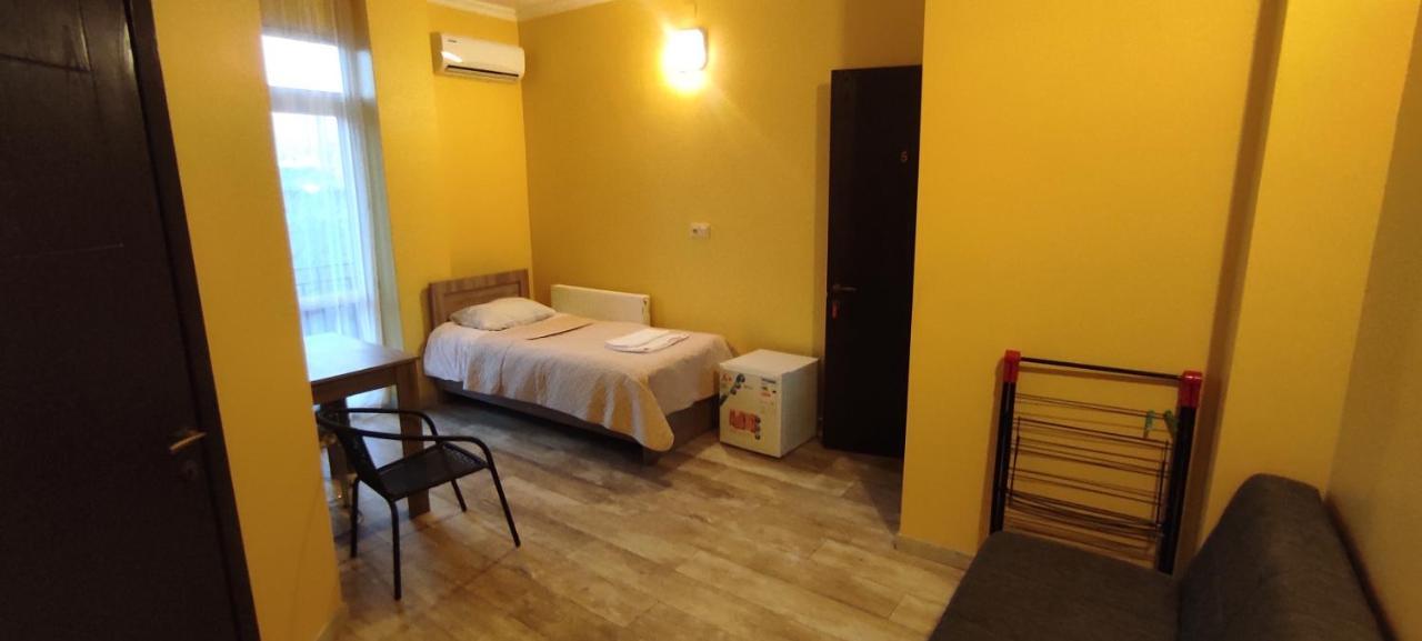 Femily Hotel In Batumi Mareti Str 2 Esterno foto