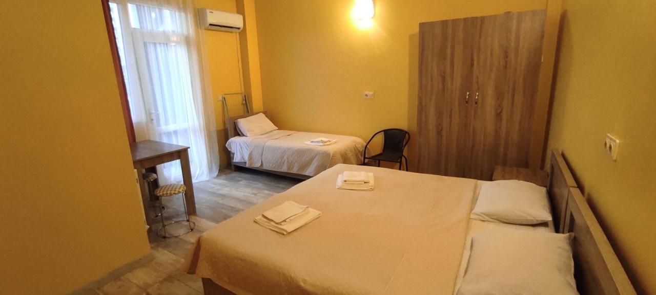 Femily Hotel In Batumi Mareti Str 2 Esterno foto